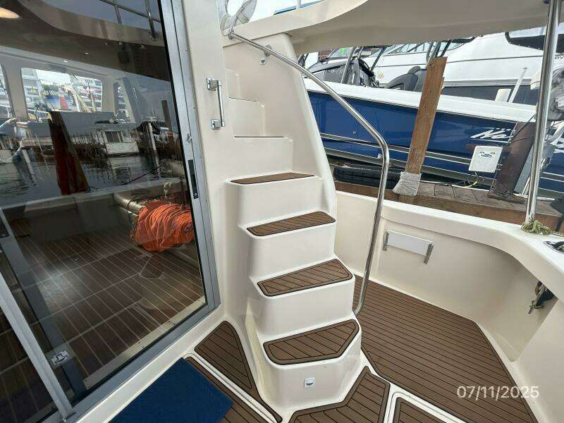 39' Mainship aftdeck-flybridge stairs