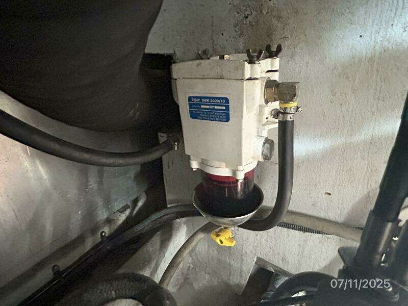 39' Mainship starboard Separ fuel filter