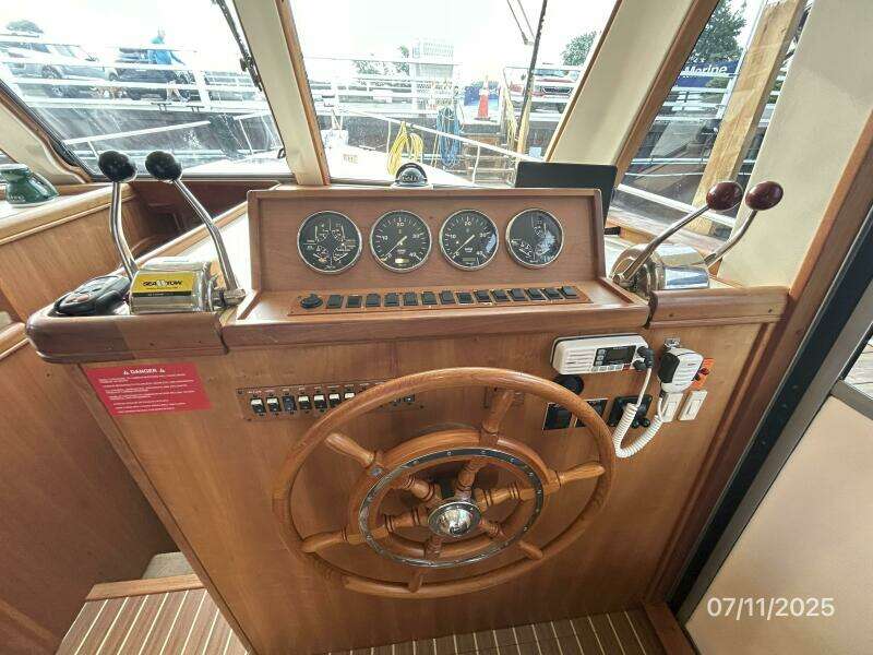 39' Mainship lower helm2
