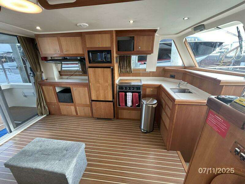 39' Mainship salon port