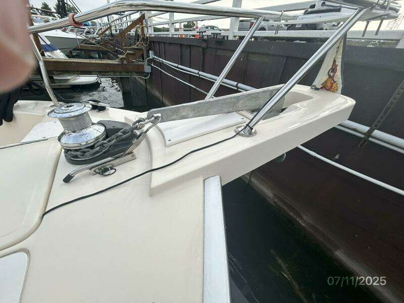 39' Mainship anchor windlass2
