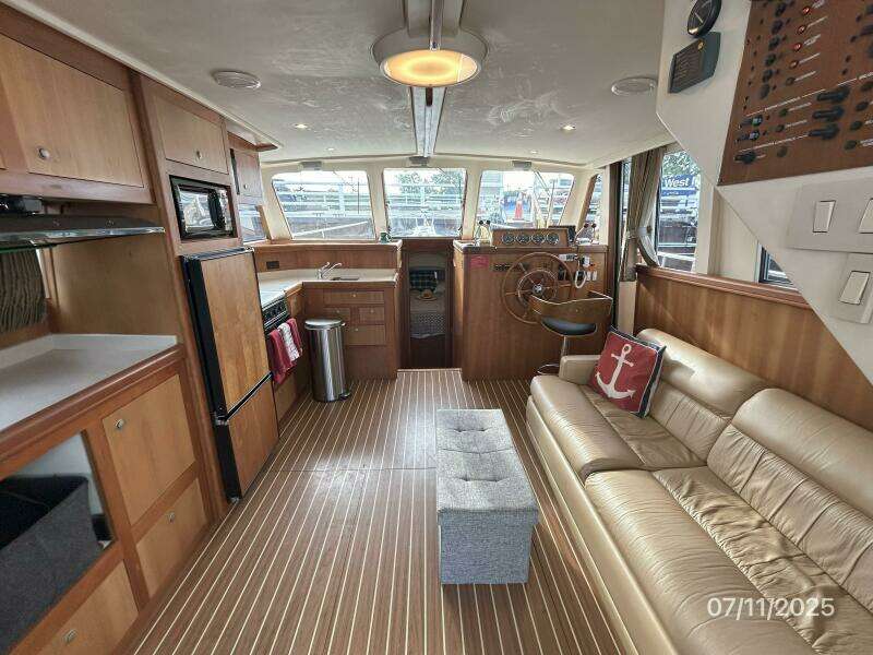 39' Mainship salon forward