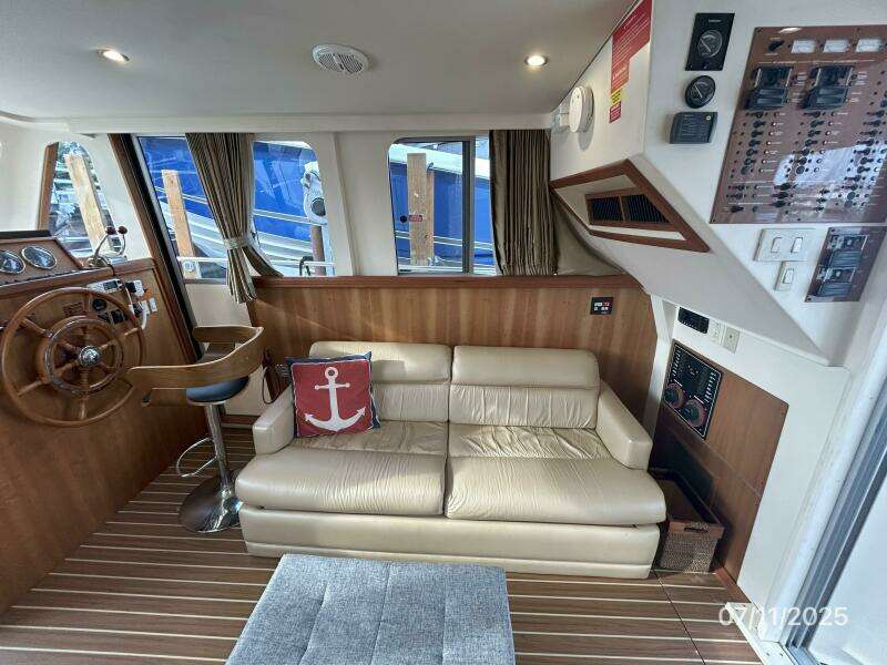 39' Mainship salon starboard