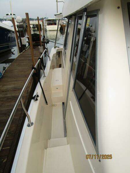39' Mainship starboard side deck2