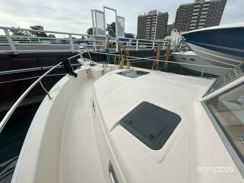 39' Mainship foredeck1