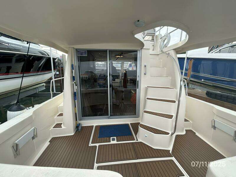 39' Mainship aftdeck forward