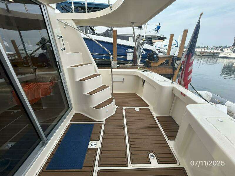39' Mainship aftdeck starboard