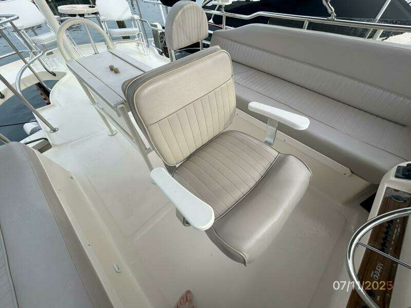 39' Mainship flybridge helmseat