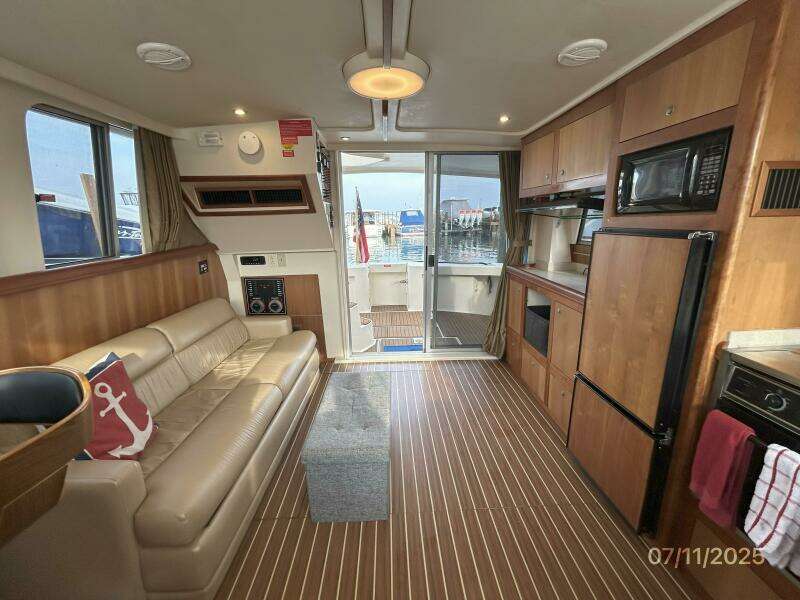 39' Mainship salon aft