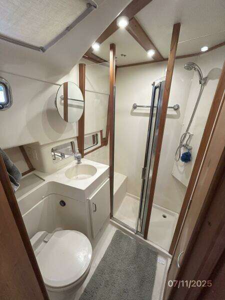 39' Mainship head-shower