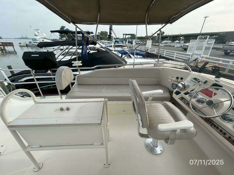 39' Mainship flybridge port