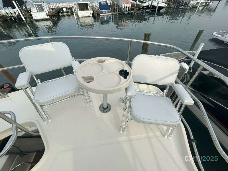 39' Mainship sundeck seating