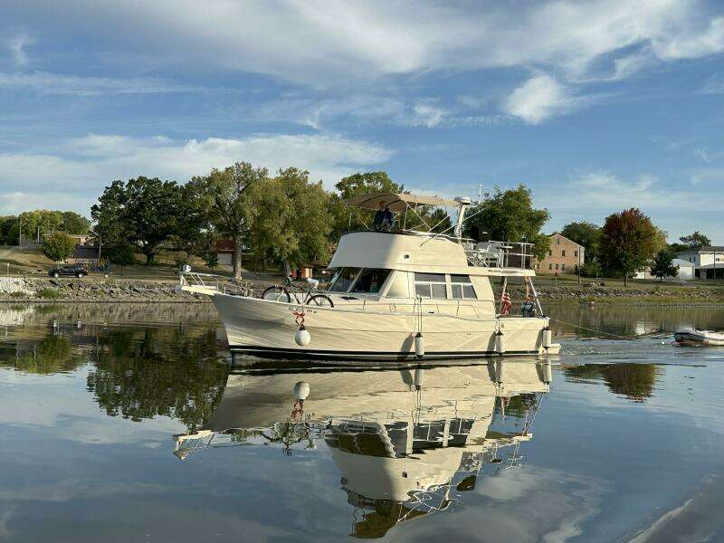 39' Mainship port forward profile