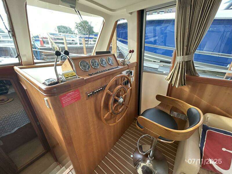 39' Mainship lower helm1