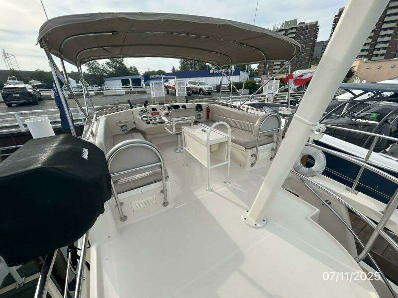 39' Mainship sundeck forward2