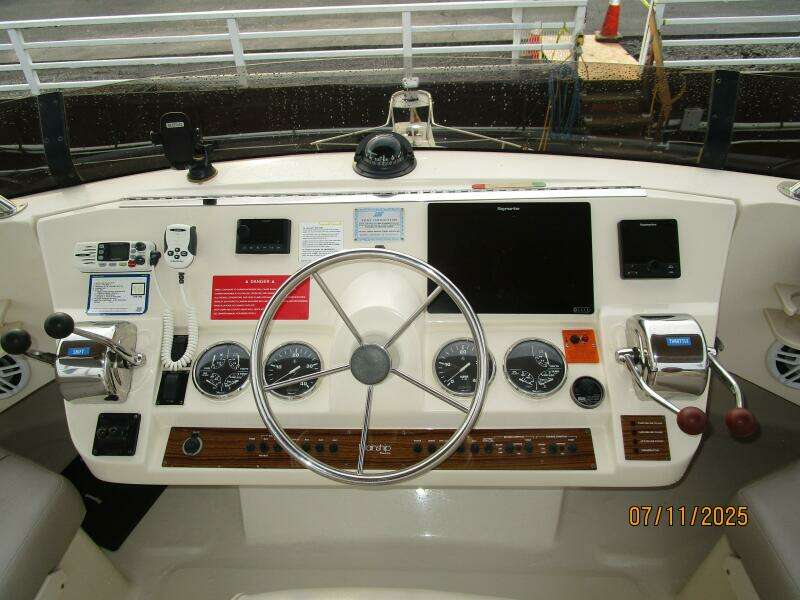 39' Mainship flybridge helm3