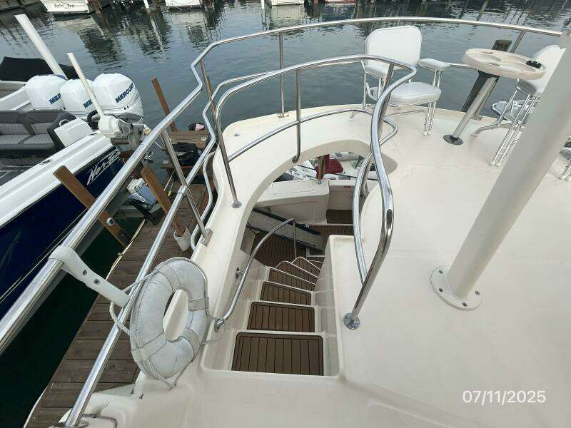 39' Mainship flybridge-aftdeck stairs