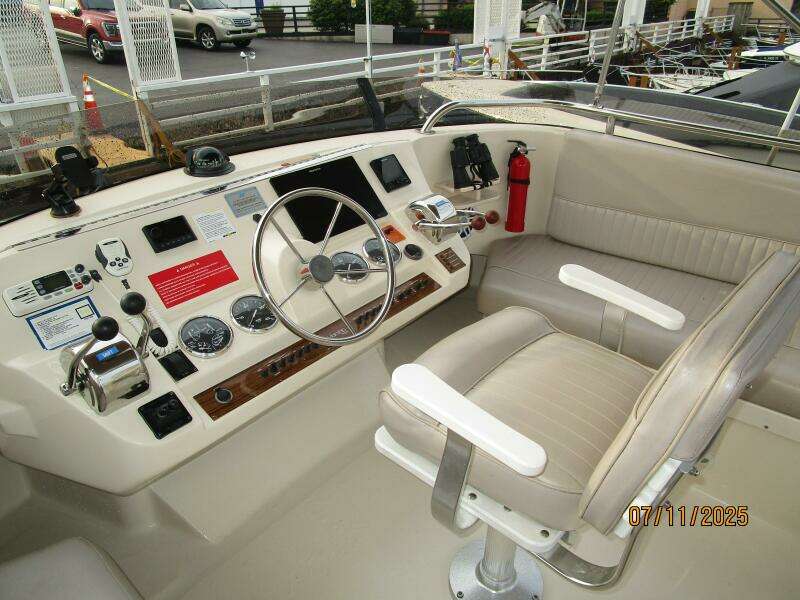 39' Mainship flybridge helm2