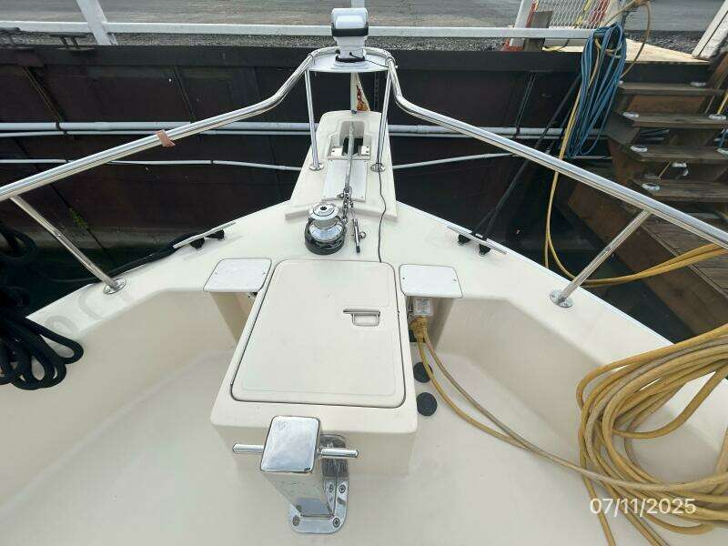 39' Mainship anchor windlass1