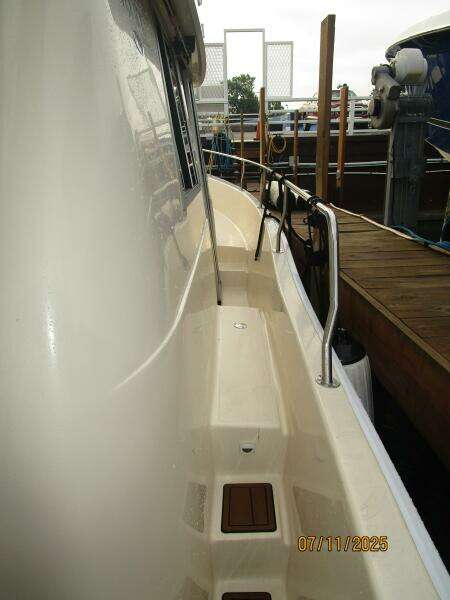 39' Mainship starboard side deck1