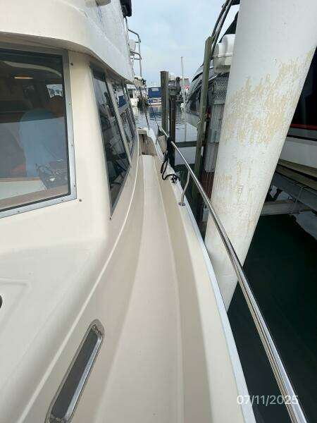 39' Mainship port side deck2