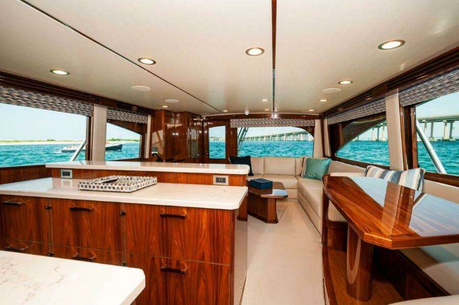 2019 68 Viking Convertible   Salon 4