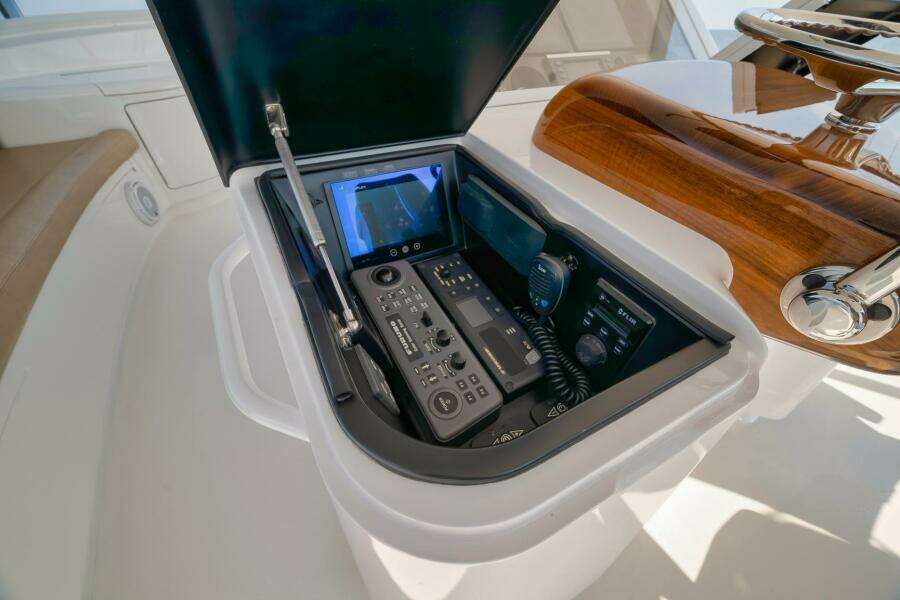 2019 Viking 68 Convertible- GYS TRADE- Helm