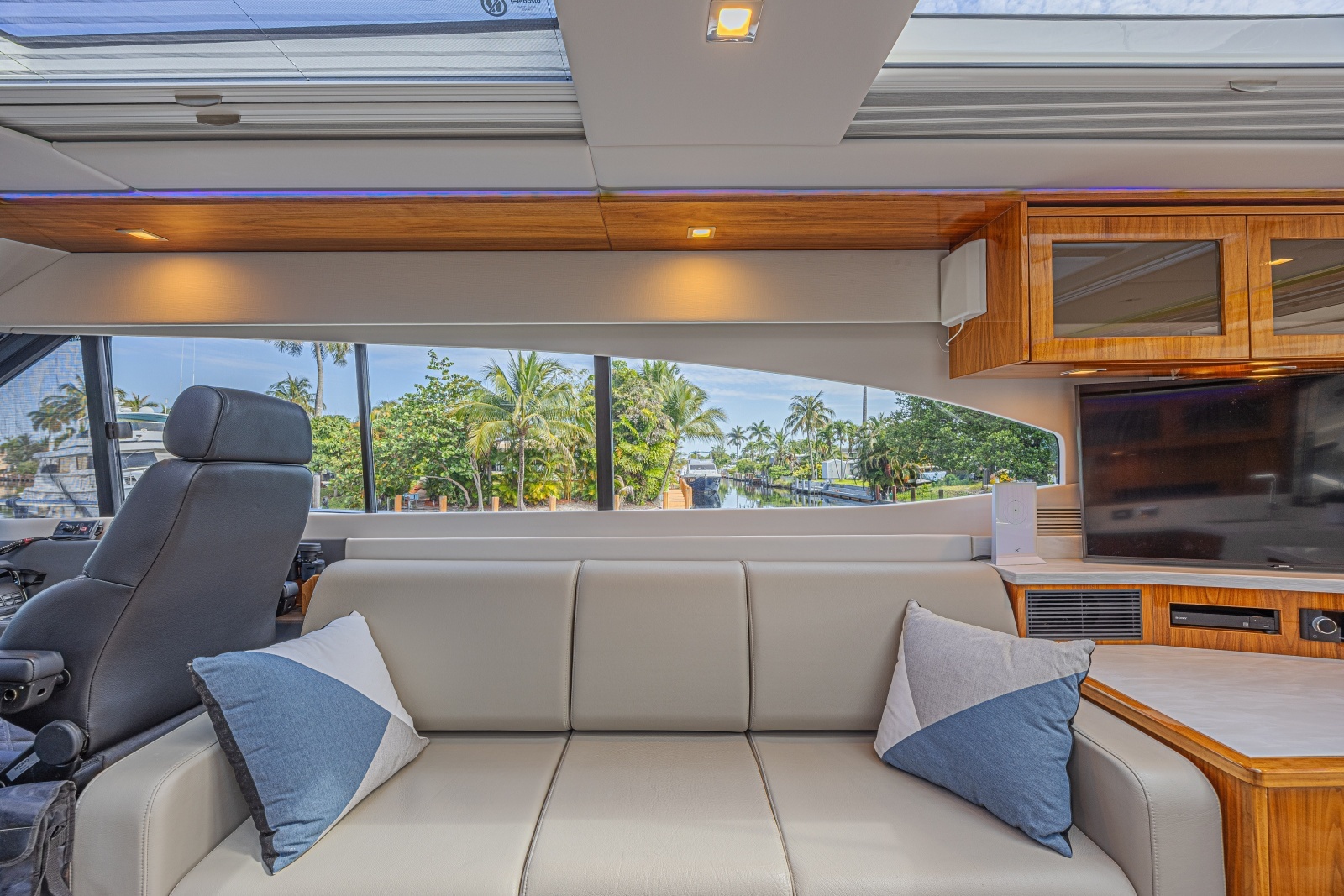 2021 Riviera 6000 Motor Yacht