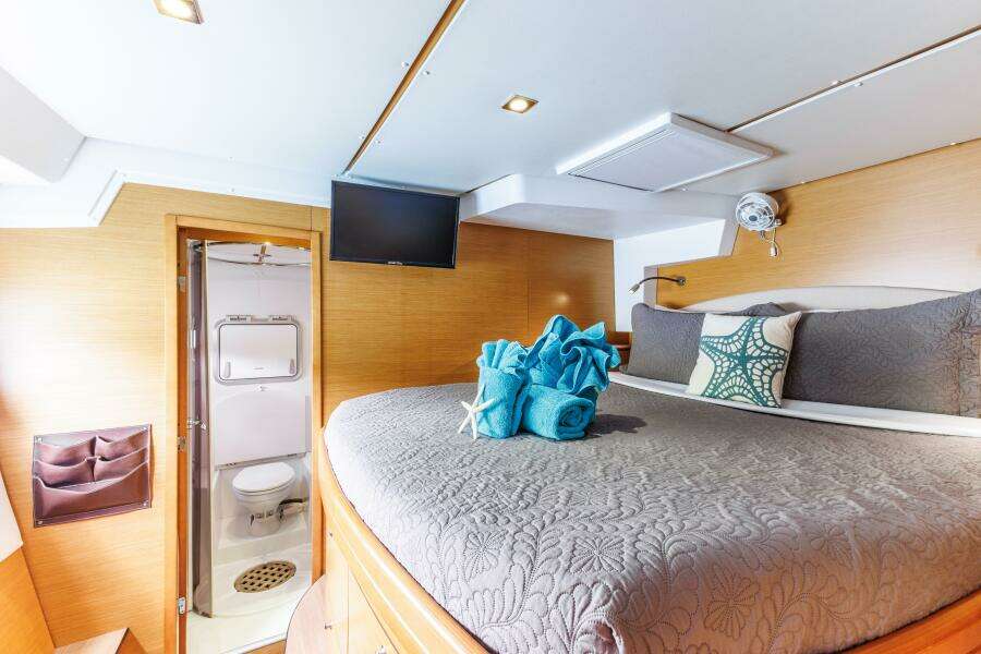 2011 Lagoon 500 master suite