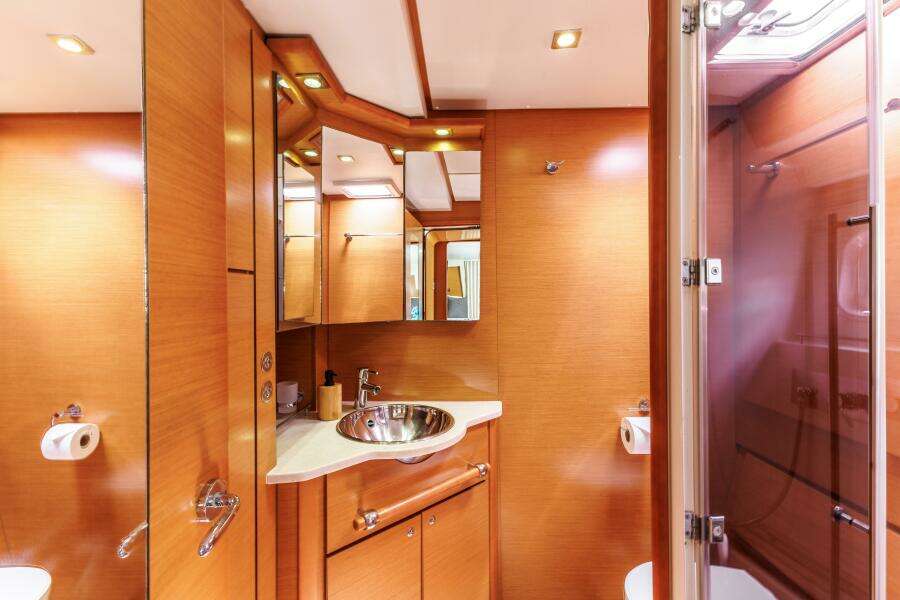 2011 Lagoon 500 bathrooms
