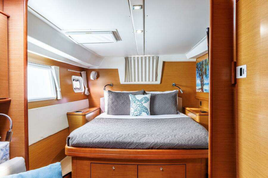 2011 Lagoon 500 master suite 