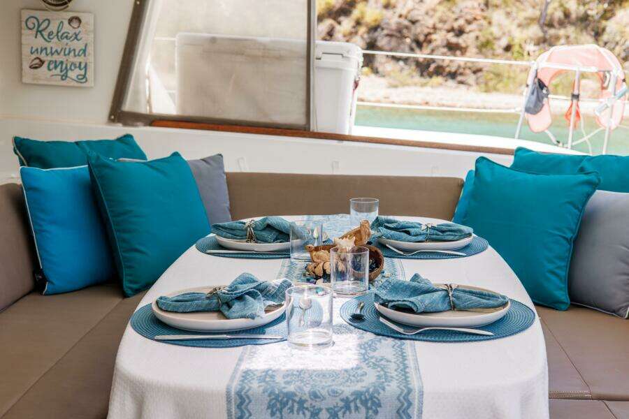 Lagoon 500 exterior dining area