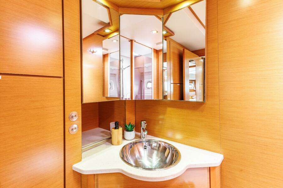 2011 Lagoon 500 bathroom