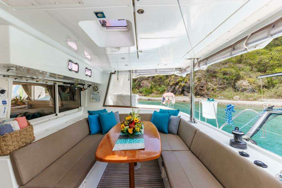 Catamaran Lagoon 500 exterior seating