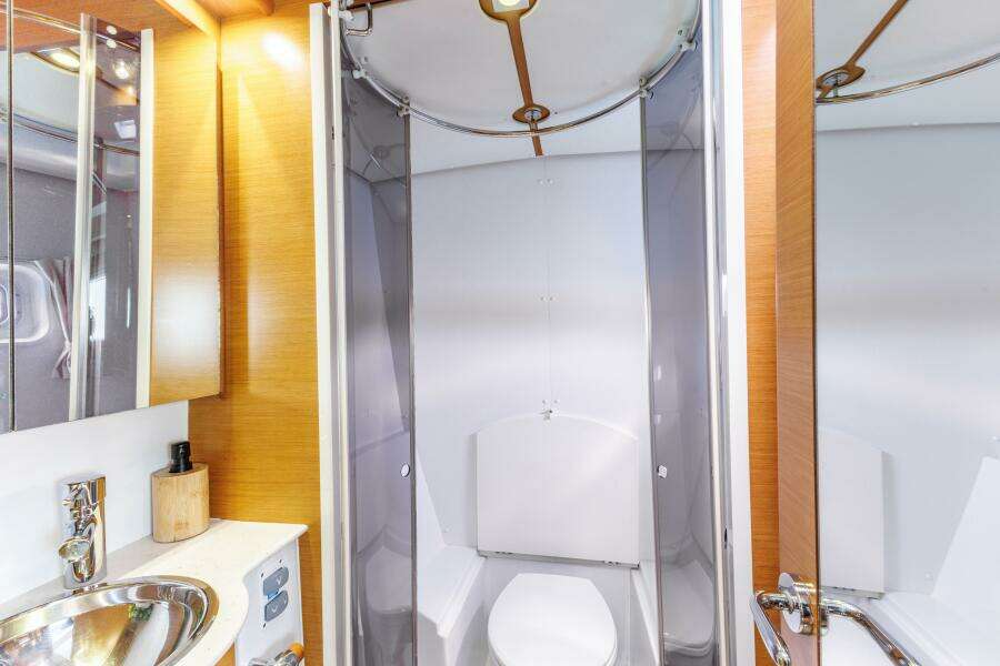 2011 Lagoon 500 shower