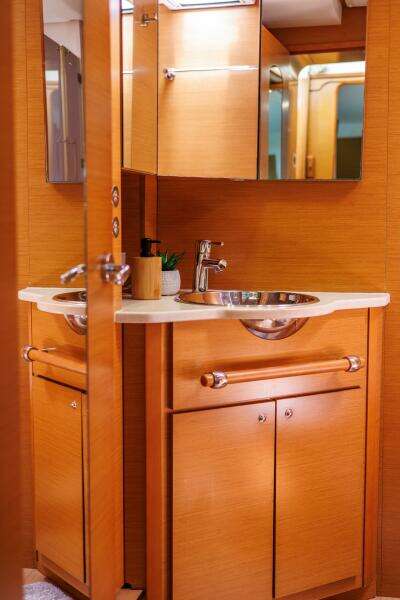 2011 Lagoon 500 bathrom