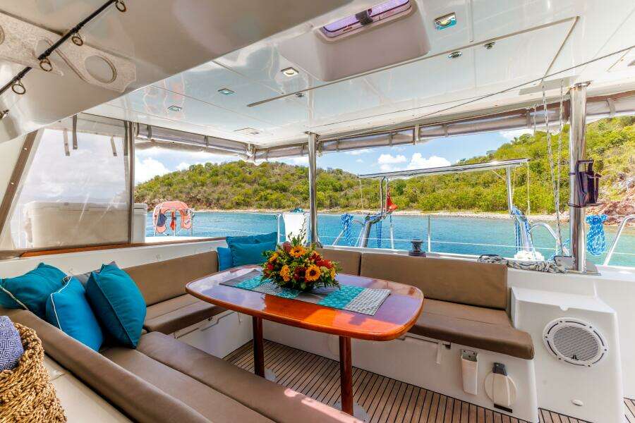 Lagoon 500 cockpit table