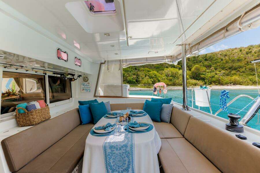 Catamaran Lagoon 500 exterior
