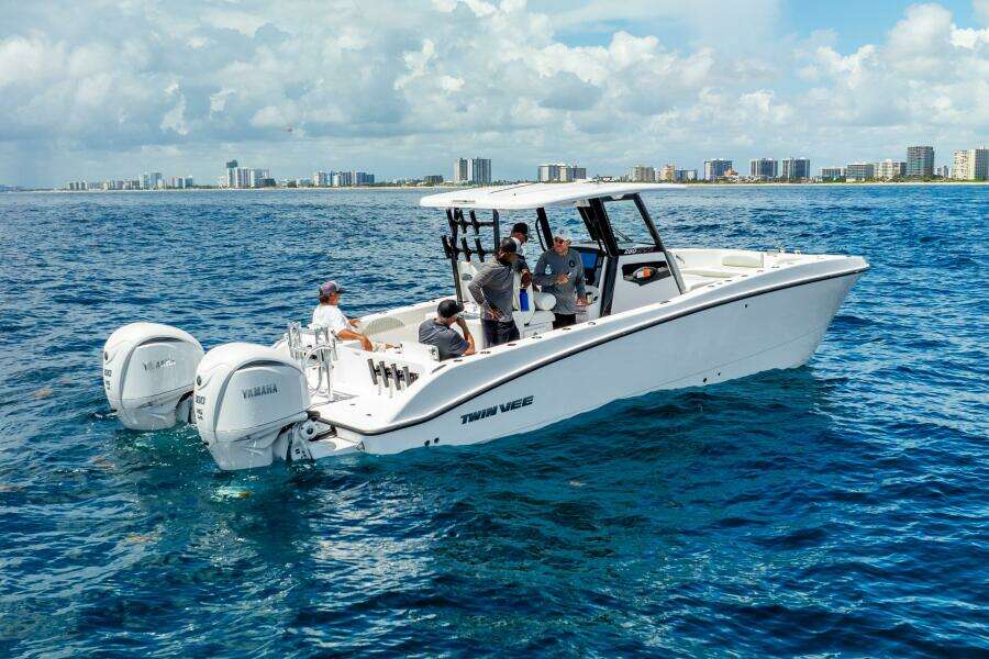 28ft Twin Vee Yacht For Sale
