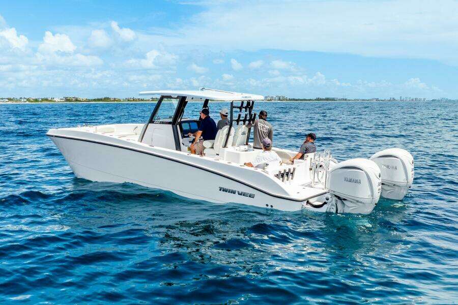28ft Twin Vee Yacht For Sale