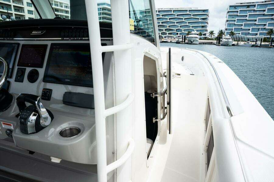 35ft Boston Whaler Yacht For Sale