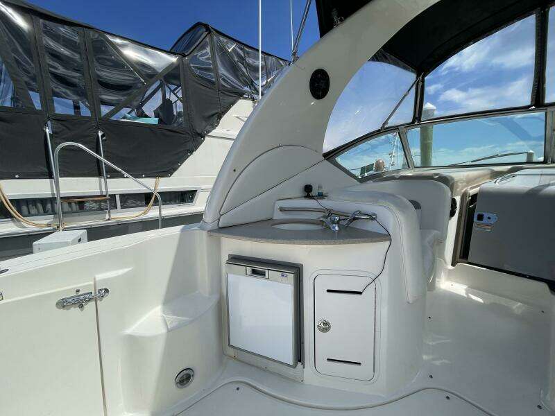 Sea Ryder 32ft Sea Ray Yacht For Sale