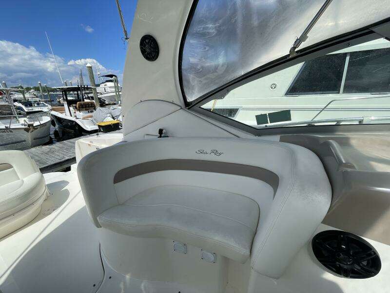 Sea Ryder 32ft Sea Ray Yacht For Sale
