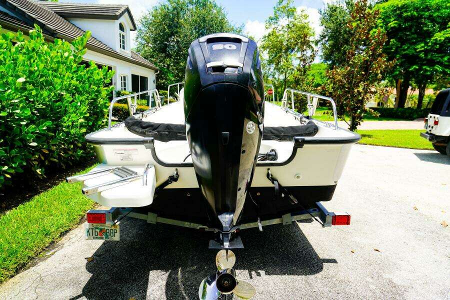 17ft Boston Whaler Yacht For Sale