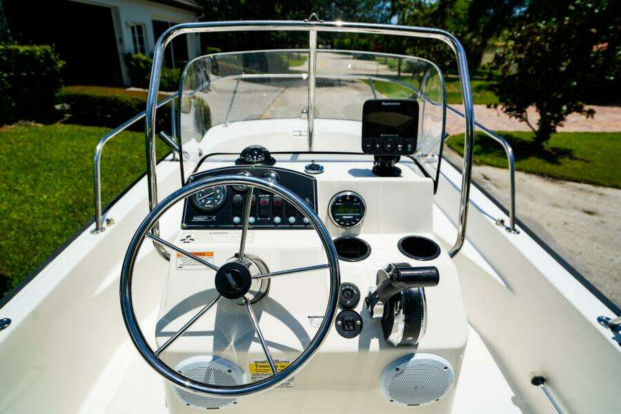 17ft Boston Whaler Yacht For Sale