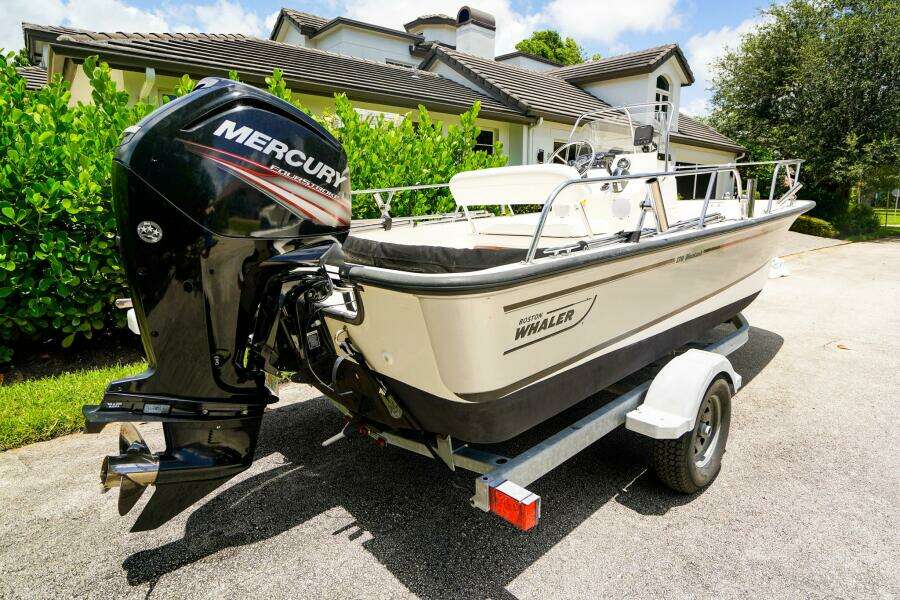 17ft Boston Whaler Yacht For Sale
