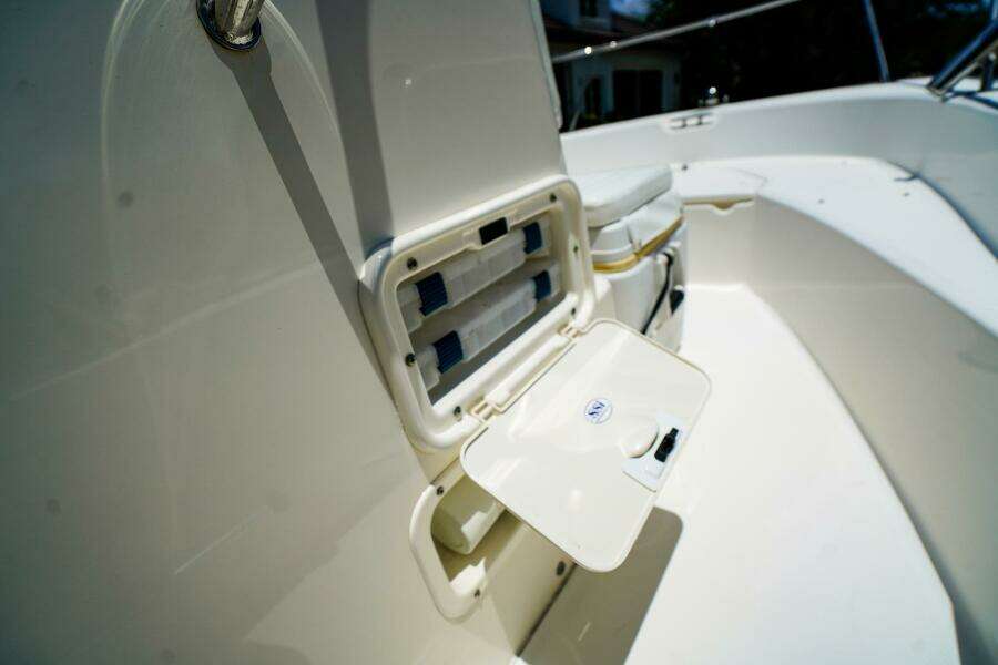 17ft Boston Whaler Yacht For Sale