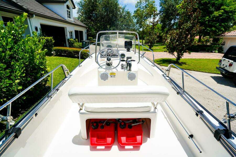 17ft Boston Whaler Yacht For Sale