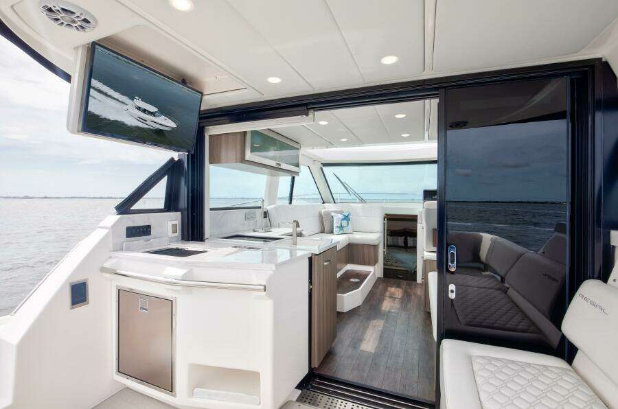 Regal XO 38 Lady G- Salon