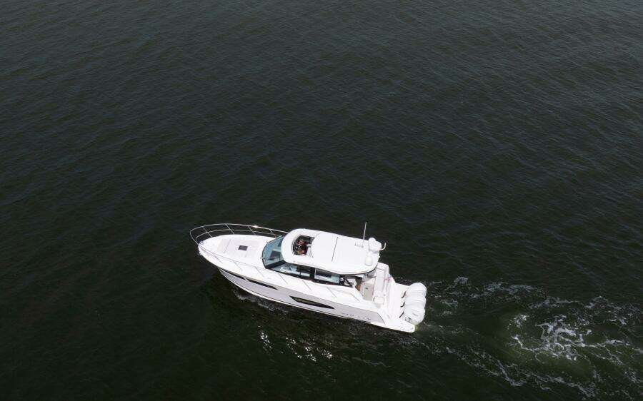 Regal XO 38 Lady G- Profile